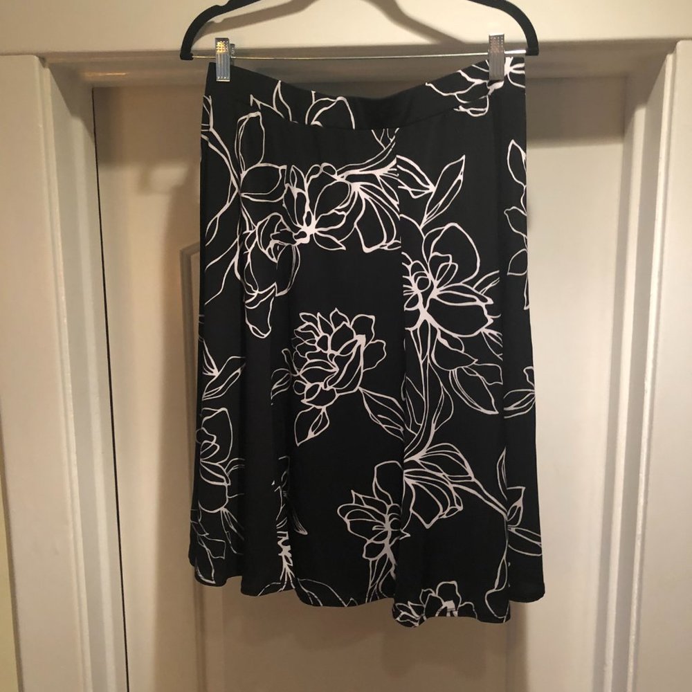 NWOT - Susan Graver Black and White Floral Six Gore Flared Skirt